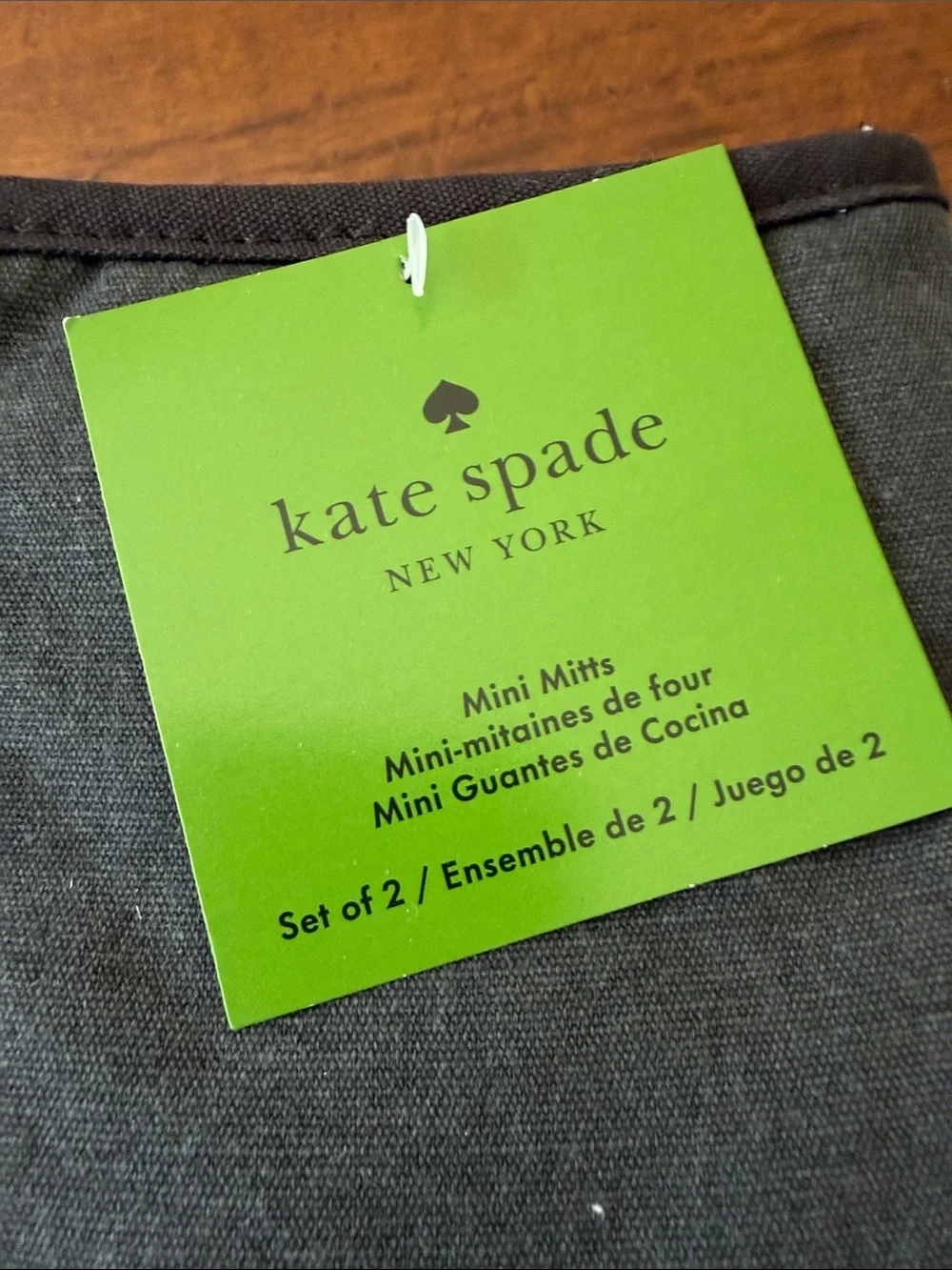 NWT kate spade 5 piece bundle 2 oven mitts and set of 3 dish towels